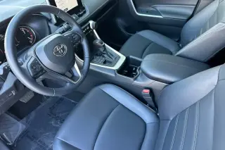 Toyota RAV4 2025 AWD XLE Premium 4dr SUV