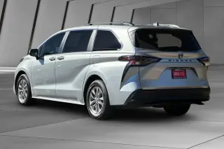Toyota Sienna 2023 XLE 8-Pasajeros 4dr Mini-Van