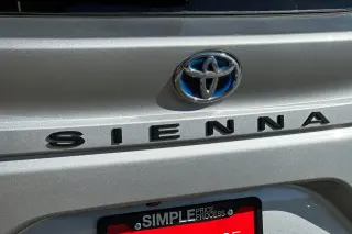 Toyota Sienna 2023 XLE 8-Pasajeros 4dr Mini-Van