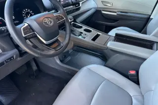 Toyota Sienna 2023 XLE 8-Pasajeros 4dr Mini-Van
