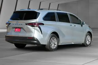 Toyota Sienna 2023 XLE 8-Pasajeros 4dr Mini-Van
