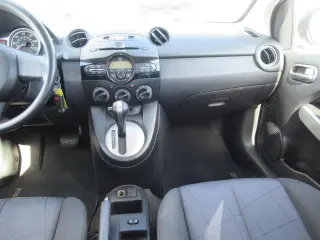 Mazda Mazda2 2011 Sport 4 puertas Hatchback 5M