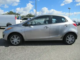 Mazda Mazda2 2011 Sport 4 puertas Hatchback 5M