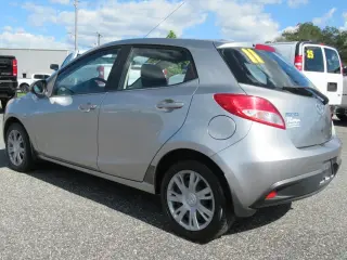 Mazda Mazda2 2011 Sport 4 puertas Hatchback 5M