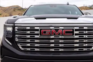 GMC Sierra 1500 2023 4x4 Denali cabina de tripulación 4 puertas 5.8 ft. SB