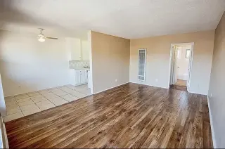 un amplio dormitorio y un baño