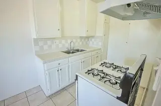 un amplio dormitorio y un baño