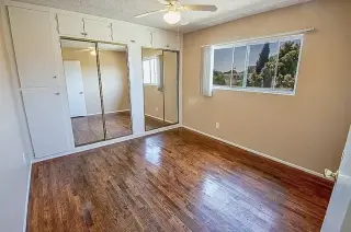 un amplio dormitorio y un baño
