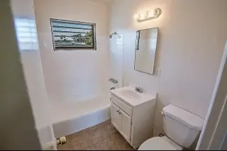 un amplio dormitorio y un baño