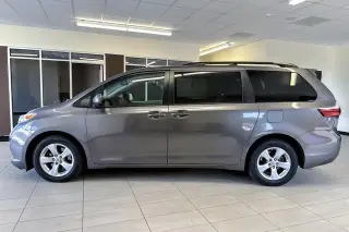 Toyota Sienna 2017 LE 7-Pasajeros Asiento de Acceso Automático 4dr Mini-Van