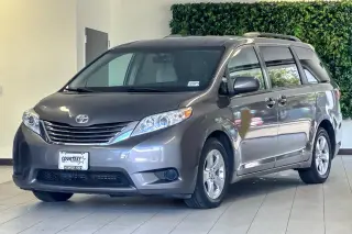 Toyota Sienna 2017 LE 7-Pasajeros Asiento de Acceso Automático 4dr Mini-Van
