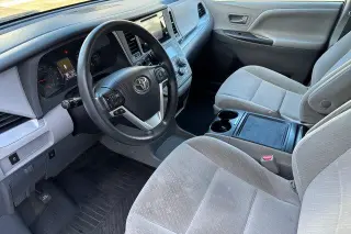 Toyota Sienna 2017 LE 7-Pasajeros Asiento de Acceso Automático 4dr Mini-Van