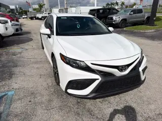 Toyota Camry 2022 SE Sedán de 4 puertas