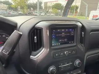 Chevrolet Silverado 1500 2023 4x2 Custom Cabina Doble de 4 puertas batea corta de 5.8 pies