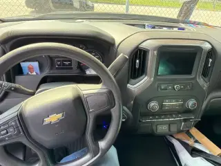 Chevrolet Silverado 1500 2023 4x2 Custom Cabina Doble de 4 puertas batea corta de 5.8 pies