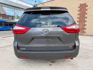 2016 Toyota Sienna XLE FWD 8-Passenger V6