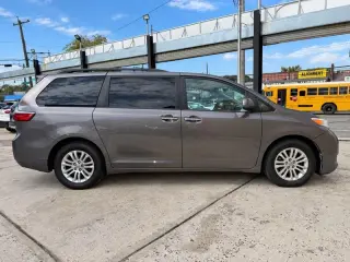 2016 Toyota Sienna XLE FWD 8-Passenger V6
