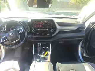 Toyota Highlander 2021 con transmisión automática a las cuatro ruedas y limitado en version 4 ruedas de SUV.