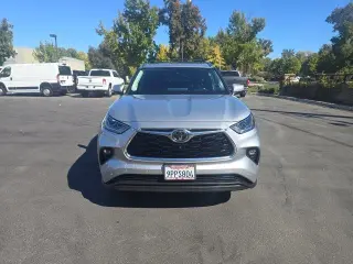 Toyota Highlander 2021 con transmisión automática a las cuatro ruedas y limitado en version 4 ruedas de SUV.