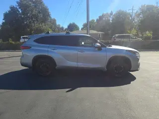 Toyota Highlander 2021 con transmisión automática a las cuatro ruedas y limitado en version 4 ruedas de SUV.