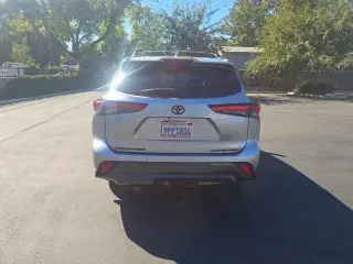 Toyota Highlander 2021 con transmisión automática a las cuatro ruedas y limitado en version 4 ruedas de SUV.
