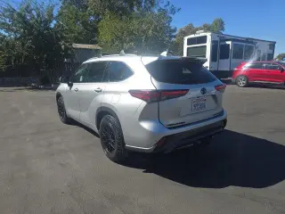 Toyota Highlander 2021 con transmisión automática a las cuatro ruedas y limitado en version 4 ruedas de SUV.
