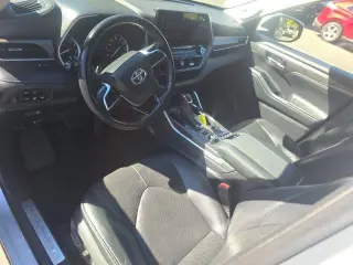 Toyota Highlander 2021 con transmisión automática a las cuatro ruedas y limitado en version 4 ruedas de SUV.