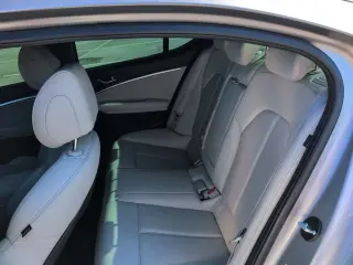 Genesis G70 2024 2.5T Estándar 4 tracciones Sedán