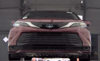 Toyota Sienna 2025 LE 8-Pasajeros 4dr Mini-Van