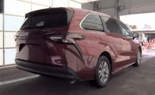 Toyota Sienna 2025 LE 8-Pasajeros 4dr Mini-Van