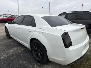 Chrysler 300 2023 Touring 4dr Sedán