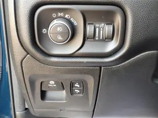 Ram 1500 2020 4x4 Laramie Cabina Tripulta de 4 puertas SB 5.6 ft. Camión de volteo