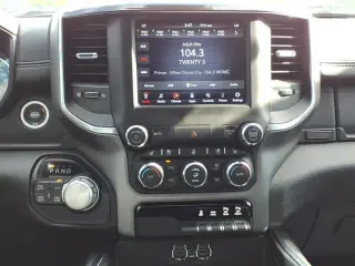 Ram 1500 2020 4x4 Laramie Cabina Tripulta de 4 puertas SB 5.6 ft. Camión de volteo