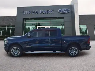Ram 1500 2020 4x4 Laramie Cabina Tripulta de 4 puertas SB 5.6 ft. Camión de volteo