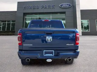 Ram 1500 2020 4x4 Laramie Cabina Tripulta de 4 puertas SB 5.6 ft. Camión de volteo