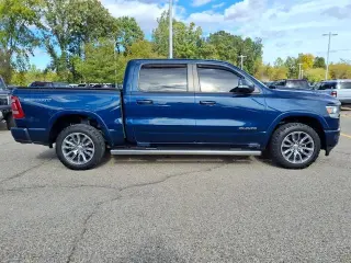 Ram 1500 2020 4x4 Laramie Cabina Tripulta de 4 puertas SB 5.6 ft. Camión de volteo