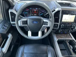 Pickup Ford F-250 Super Duty 2019 4x4 King Ranch Cabina Crew de 4 puertas, cama corta de 6.8 pies