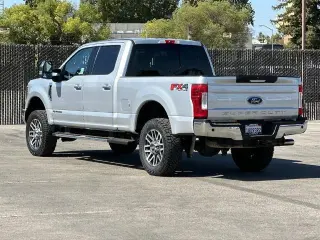 Pickup Ford F-250 Super Duty 2019 4x4 King Ranch Cabina Crew de 4 puertas, cama corta de 6.8 pies