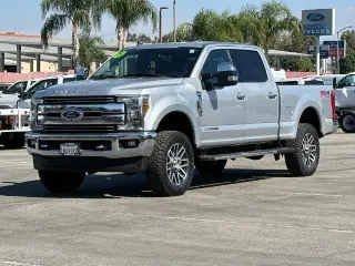 Pickup Ford F-250 Super Duty 2019 4x4 King Ranch Cabina Crew de 4 puertas, cama corta de 6.8 pies