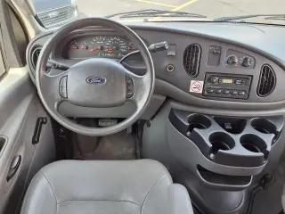 Ford E-Series 2006 E-150 XL furgón de pasajeros de 3 puertas