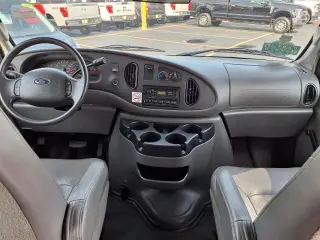 Ford E-Series 2006 E-150 XL furgón de pasajeros de 3 puertas