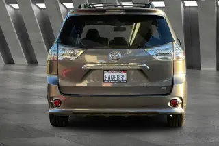 Toyota Sienna 2017 SE 8 pasajeros 4 puertas Mini-Van
