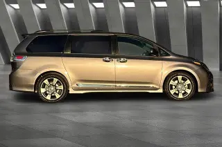 Toyota Sienna 2017 SE 8 pasajeros 4 puertas Mini-Van
