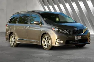 Toyota Sienna 2017 SE 8 pasajeros 4 puertas Mini-Van
