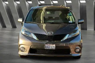 Toyota Sienna 2017 SE 8 pasajeros 4 puertas Mini-Van