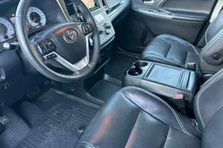 Toyota Sienna 2017 SE 8 pasajeros 4 puertas Mini-Van