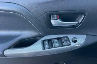 Toyota Sienna 2017 SE 8 pasajeros 4 puertas Mini-Van