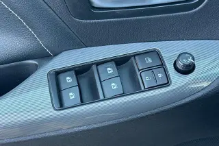 Toyota Sienna 2017 SE 8 pasajeros 4 puertas Mini-Van