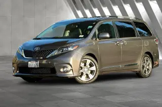 Toyota Sienna 2017 SE 8 pasajeros 4 puertas Mini-Van
