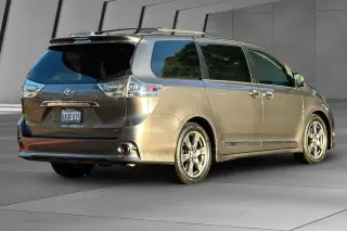 Toyota Sienna 2017 SE 8 pasajeros 4 puertas Mini-Van